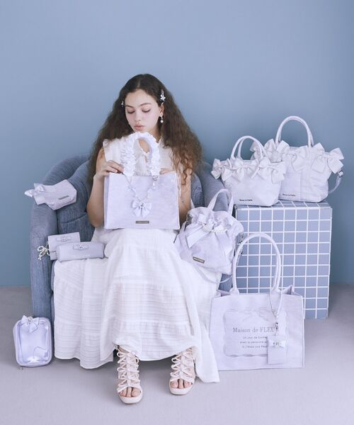 Maison de FLEUR(メゾンドフルール)の「ブルーマニアビジューリボンチャーム(チャーム・レディース・ブルー系その他7・FREE)」の8枚目の写真