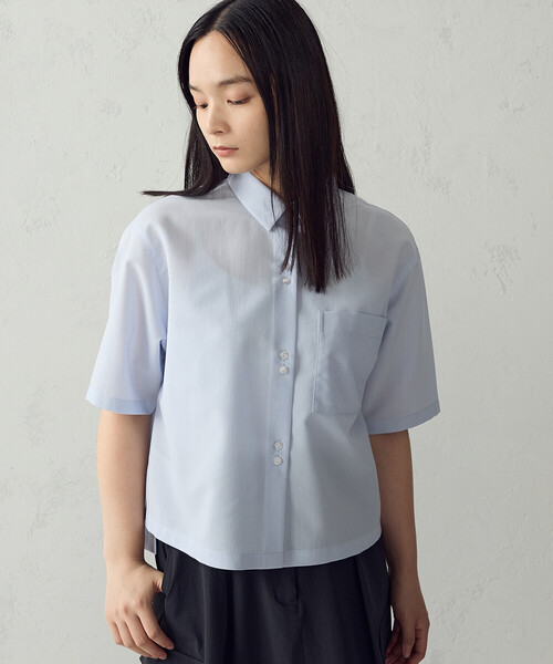 COMME CA ISM(コムサイズム)の「麻調ポリエステル クロップドシャツ(シャツ/ブラウス・レディース・サックスブルー/ベージュ/チャコール・FREE)」の1枚目の写真