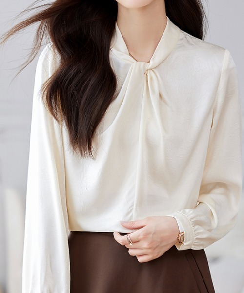 AMAJI(アマジ)の「シャーリングデザイン 長袖シャツ(シャツ/ブラウス・レディース・ベージュ・X-LARGE/LARGE/MEDIUM/SMALL)」の2枚目の写真