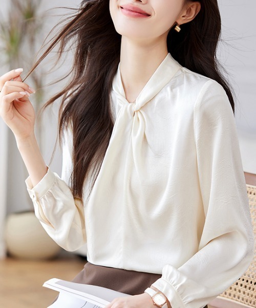 AMAJI(アマジ)の「シャーリングデザイン 長袖シャツ(シャツ/ブラウス・レディース・ベージュ・X-LARGE/LARGE/MEDIUM/SMALL)」の4枚目の写真
