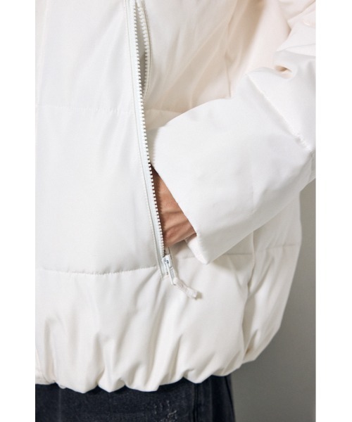 AZUL by moussy（アズールバイマウジー）の「2WAYイサーマロフトパッファージャケット 秋服 冬服　フード取り外し可能　防風性　吸湿発熱　抗菌機能　ハイネック　タートルネック　スタンドネック（ブルゾン・メンズ・ホワイト/グレー/ブラック・LARGE/MEDIUM）」の13枚目の写真