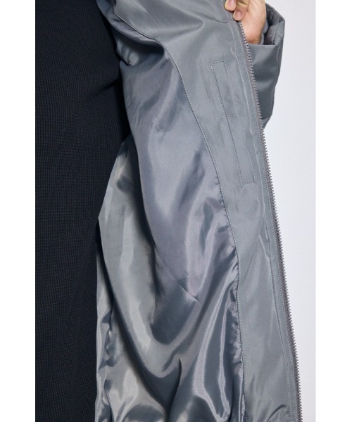 AZUL by moussy（アズールバイマウジー）の「2WAYイサーマロフトパッファージャケット 秋服 冬服　フード取り外し可能　防風性　吸湿発熱　抗菌機能　ハイネック　タートルネック　スタンドネック（ブルゾン・メンズ・ホワイト/グレー/ブラック・LARGE/MEDIUM）」の4枚目の写真