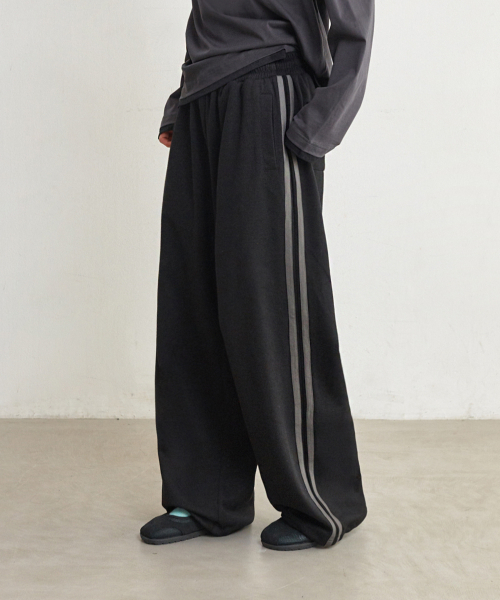 GLW（ジーエルダブリュ）の「[unisex] サイドライン トラックパンツ ブラック（スウェットパンツ・メンズ・その他・SMALL/MEDIUM/LARGE/X-LARGE）」の3枚目の写真