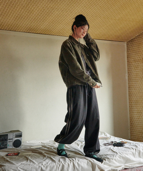 GLW（ジーエルダブリュ）の「[unisex] サイドライン トラックパンツ ブラック（スウェットパンツ・メンズ・その他・SMALL/MEDIUM/LARGE/X-LARGE）」の4枚目の写真