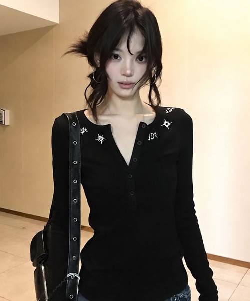 VIBGYOR(ヴィブジョー)の「【EIZZ/アイズ】ムーン&スタープリント ヘンリーネック タイト 長袖 カットソー / ロンT(Tシャツ/カットソー・レディース・ブラック・FREE)」の3枚目の写真