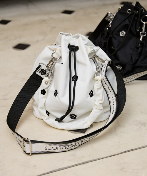 FREAK'S STORE(フリークスストア)の「MARY QUANT × THEATRE PRODUCTS × PUBLUX/マリークワント ×シアタープロダクツ 別注 FLOWER EMBROIDERY BAG/フラワーモチーフ 刺繍 巾着 ショルダーバッグ(ショルダーバッグ・レディース・ナチュラル/ブラック/チャコールグレー・ONE SIZE)」の3枚目の写真