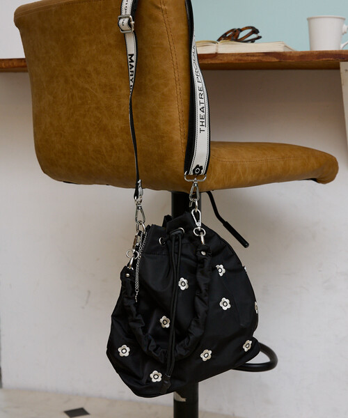 FREAK'S STORE(フリークスストア)の「MARY QUANT × THEATRE PRODUCTS × PUBLUX/マリークワント ×シアタープロダクツ 別注 FLOWER EMBROIDERY BAG/フラワーモチーフ 刺繍 巾着 ショルダーバッグ(ショルダーバッグ・レディース・ナチュラル/ブラック/チャコールグレー・ONE SIZE)」の4枚目の写真