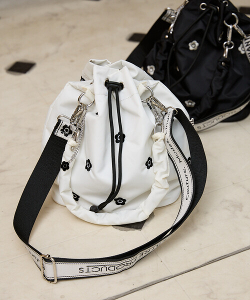 FREAK'S STORE(フリークスストア)の「MARY QUANT × THEATRE PRODUCTS × PUBLUX/マリークワント ×シアタープロダクツ 別注 FLOWER EMBROIDERY BAG/フラワーモチーフ 刺繍 巾着 ショルダーバッグ(ショルダーバッグ・レディース・ナチュラル/ブラック/チャコールグレー・ONE SIZE)」の5枚目の写真