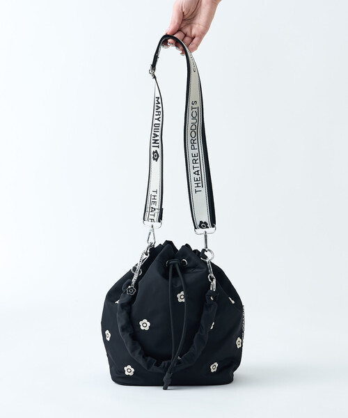 FREAK'S STORE(フリークスストア)の「MARY QUANT × THEATRE PRODUCTS × PUBLUX/マリークワント ×シアタープロダクツ 別注 FLOWER EMBROIDERY BAG/フラワーモチーフ 刺繍 巾着 ショルダーバッグ(ショルダーバッグ・レディース・ナチュラル/ブラック/チャコールグレー・ONE SIZE)」の6枚目の写真