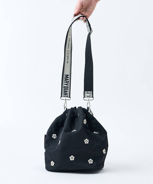 FREAK'S STORE(フリークスストア)の「MARY QUANT × THEATRE PRODUCTS × PUBLUX/マリークワント ×シアタープロダクツ 別注 FLOWER EMBROIDERY BAG/フラワーモチーフ 刺繍 巾着 ショルダーバッグ(ショルダーバッグ・レディース・ナチュラル/ブラック/チャコールグレー・ONE SIZE)」の8枚目の写真