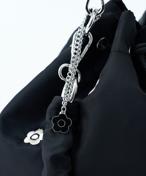 FREAK'S STORE(フリークスストア)の「MARY QUANT × THEATRE PRODUCTS × PUBLUX/マリークワント ×シアタープロダクツ 別注 FLOWER EMBROIDERY BAG/フラワーモチーフ 刺繍 巾着 ショルダーバッグ(ショルダーバッグ・レディース・ナチュラル/ブラック/チャコールグレー・ONE SIZE)」の11枚目の写真