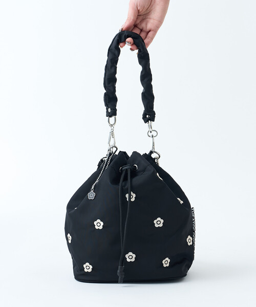 FREAK'S STORE(フリークスストア)の「MARY QUANT × THEATRE PRODUCTS × PUBLUX/マリークワント ×シアタープロダクツ 別注 FLOWER EMBROIDERY BAG/フラワーモチーフ 刺繍 巾着 ショルダーバッグ(ショルダーバッグ・レディース・ナチュラル/ブラック/チャコールグレー・ONE SIZE)」の12枚目の写真