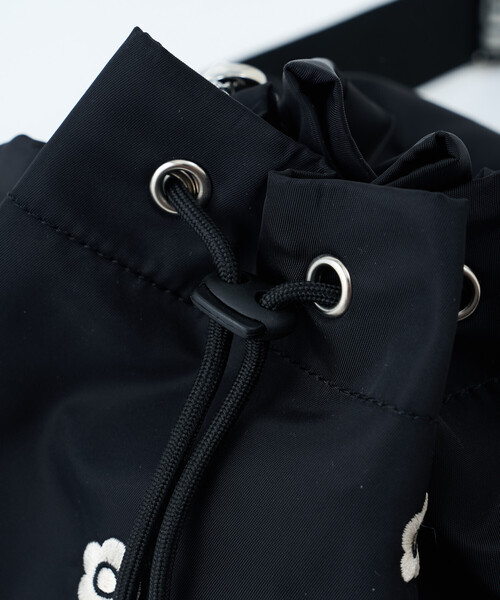 FREAK'S STORE(フリークスストア)の「MARY QUANT × THEATRE PRODUCTS × PUBLUX/マリークワント ×シアタープロダクツ 別注 FLOWER EMBROIDERY BAG/フラワーモチーフ 刺繍 巾着 ショルダーバッグ(ショルダーバッグ・レディース・ナチュラル/ブラック/チャコールグレー・ONE SIZE)」の14枚目の写真