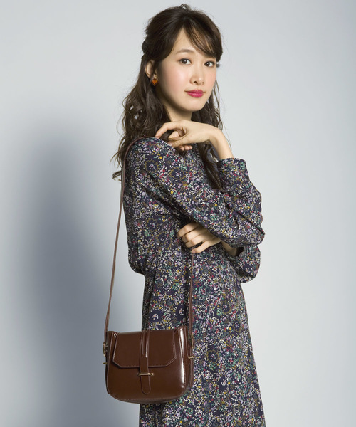 PLAIN CLOTHING(プレーンクロージング)の「フロントベルトショルダーバッグ【PLAIN CLOTHING】(ショルダーバッグ・レディース・キャメル/ブラウン/ブラック・FREE)」の2枚目の写真