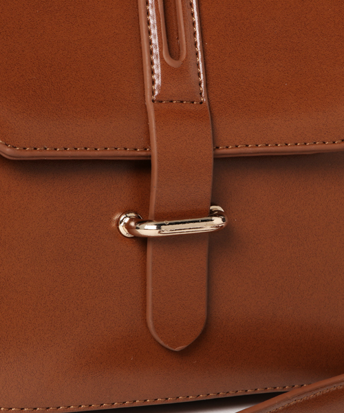 PLAIN CLOTHING(プレーンクロージング)の「フロントベルトショルダーバッグ【PLAIN CLOTHING】(ショルダーバッグ・レディース・キャメル/ブラウン/ブラック・FREE)」の6枚目の写真