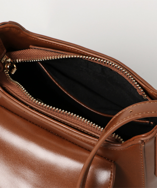 PLAIN CLOTHING(プレーンクロージング)の「フロントベルトショルダーバッグ【PLAIN CLOTHING】(ショルダーバッグ・レディース・キャメル/ブラウン/ブラック・FREE)」の8枚目の写真