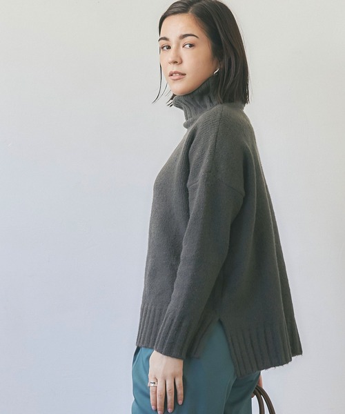 titivate（ティティベイト）の「ﾀｰﾄﾙふわっとﾀｯﾁﾆｯﾄ（ニット/セーター・レディース・ブラック/パープル/ブラウン/グリーン/杢グレー/チャコールグレー/ラベンダー/ライトベージュ/ライトパープル/ブルー/オフホワイト/イエロー・S/M/L）」の4枚目の写真