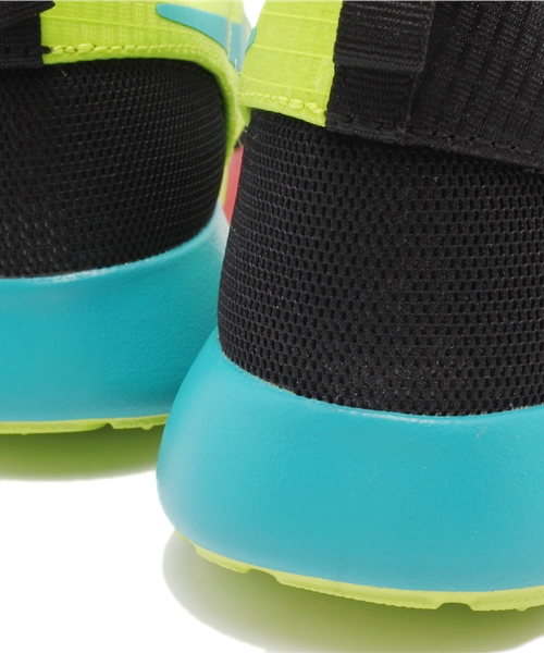 NIKE（ナイキ）の「ナイキ ウィメンズ ローシラン ハイパーフューズ WMNS NIKE ROSHERUN HYP 642233-001（スニーカー・レディース・ブラック・24cm/23cm/24.5cm/23.5cm）」の2枚目の写真