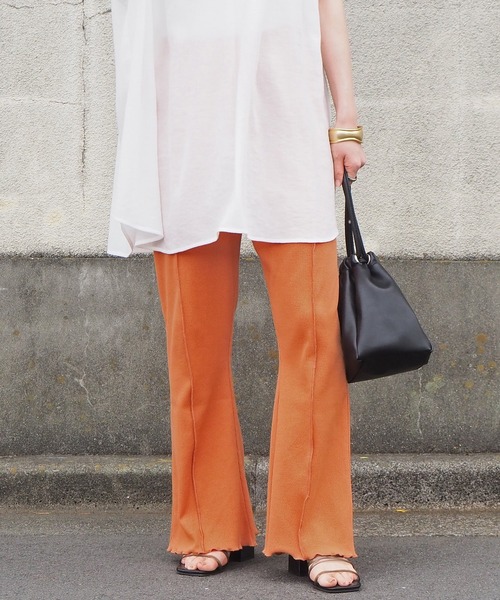 tiptop（ティップトップ）の「リブ配色メローフレアパンツ（その他パンツ・レディース・ライトグリーン/アイボリー/スミクロ/モカ/オレンジ・FREE）」の5枚目の写真