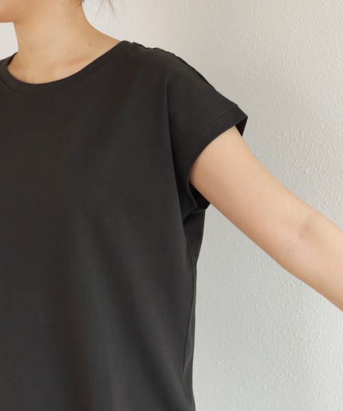 andme（アンドミー）の「コットン天竺フレンチスリーブTシャツ（Tシャツ/カットソー・レディース・ブラック/ベージュ/オフホワイト/カーキ/モカ/チャコールグレー/グレー系その他/グリーン/テラコッタ/ラベンダー/ピンク/ライム・M）」の17枚目の写真