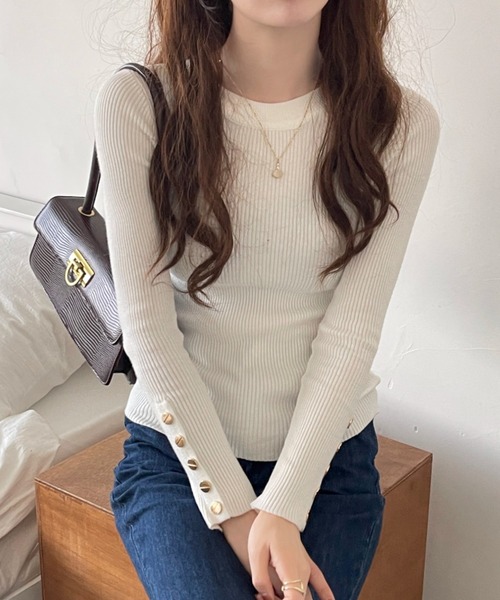 emi+(エミプラス)の「袖ボタン ハイネックリブニット(ニット/セーター・レディース・ホワイト/ブルー/ベージュ/ブラック/オレンジ/ライトピンク・FREE)」の2枚目の写真