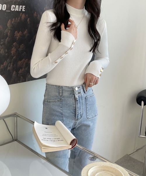 emi+(エミプラス)の「袖ボタン ハイネックリブニット(ニット/セーター・レディース・ホワイト/ブルー/ベージュ/ブラック/オレンジ/ライトピンク・FREE)」の14枚目の写真