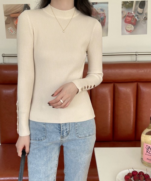 emi+(エミプラス)の「袖ボタン ハイネックリブニット(ニット/セーター・レディース・ホワイト/ブルー/ベージュ/ブラック/オレンジ/ライトピンク・FREE)」の10枚目の写真