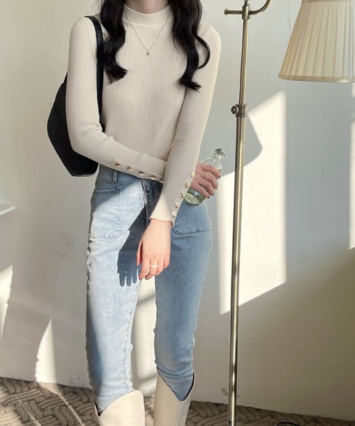 emi+(エミプラス)の「袖ボタン ハイネックリブニット(ニット/セーター・レディース・ホワイト/ブルー/ベージュ/ブラック/オレンジ/ライトピンク・FREE)」の7枚目の写真