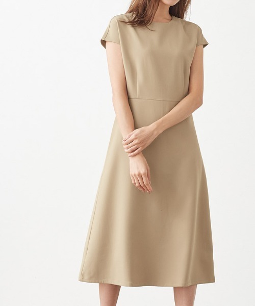Pierrot(ピエロ)の「フレンチスリーブAラインワンピース(ワンピース・レディース・ブルーグレー/ベージュ/ネイビー・S/M/L)」の8枚目の写真