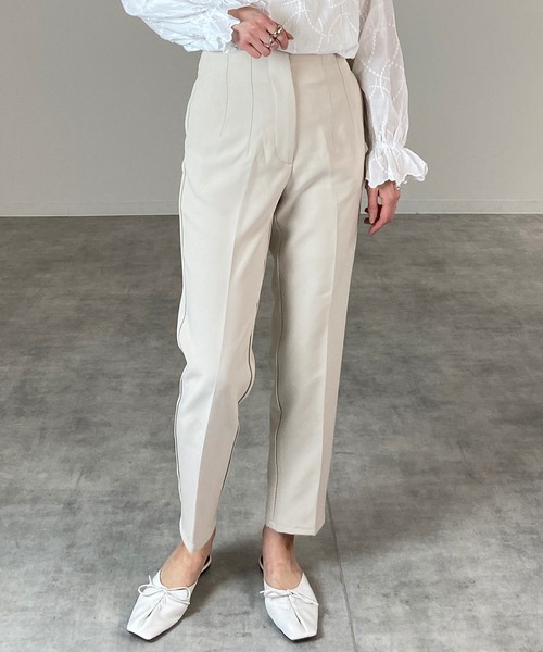 She's Closet(シーズクローゼット)の「ハイウエストセンタープレステーパードパンツ(その他パンツ・レディース・ブルー/グリーン/アイボリー/スモークピンク/ブラック・M/L)」の2枚目の写真