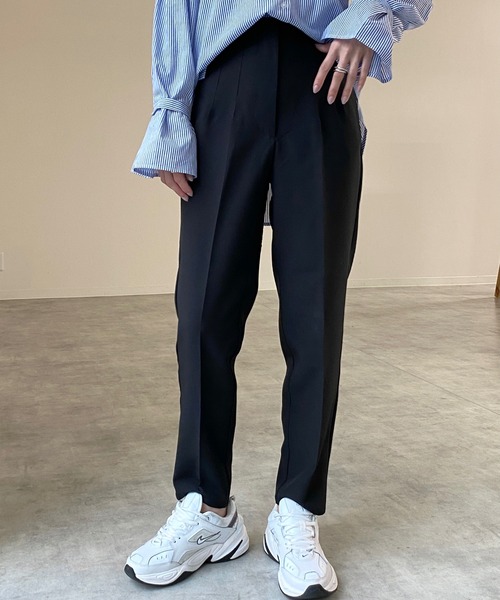She's Closet(シーズクローゼット)の「ハイウエストセンタープレステーパードパンツ(その他パンツ・レディース・ブルー/グリーン/アイボリー/スモークピンク/ブラック・M/L)」の1枚目の写真