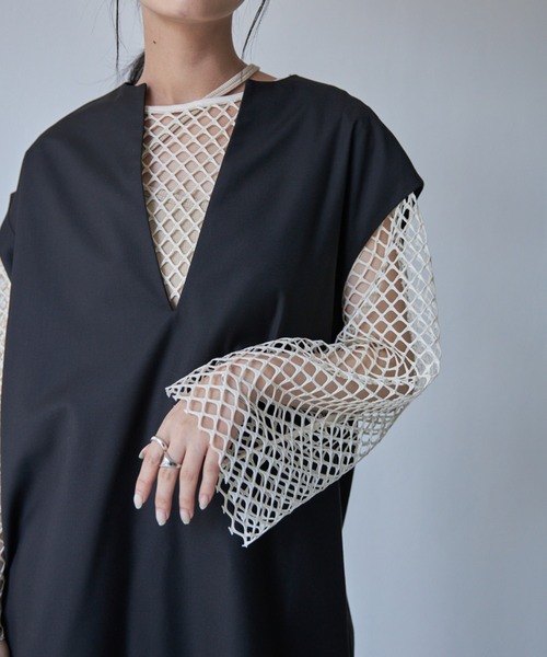 Solace（ソレイス）の「深キーネックベストトップス（ベスト・レディース・ブラック/アイボリー・FREE）」の2枚目の写真