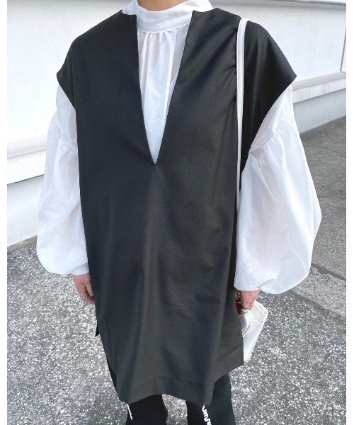 Solace（ソレイス）の「深キーネックベストトップス（ベスト・レディース・ブラック/アイボリー・FREE）」の4枚目の写真