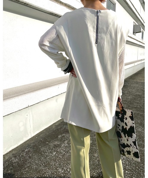 Solace（ソレイス）の「深キーネックベストトップス（ベスト・レディース・ブラック/アイボリー・FREE）」の5枚目の写真