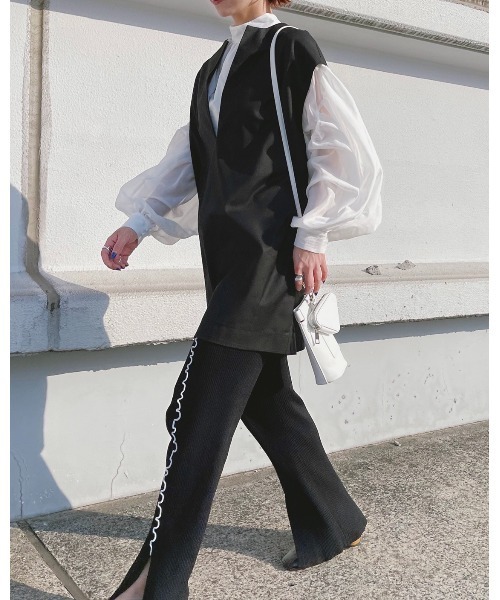 Solace（ソレイス）の「深キーネックベストトップス（ベスト・レディース・ブラック/アイボリー・FREE）」の7枚目の写真