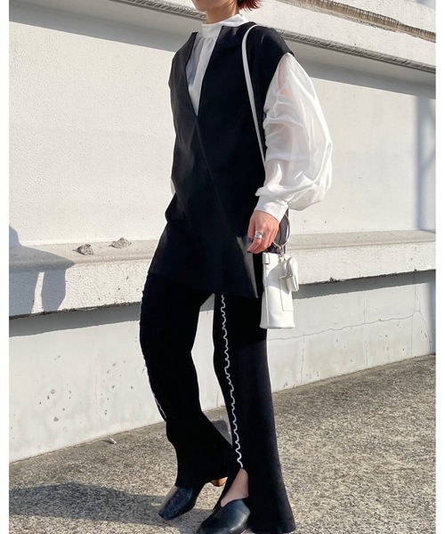 Solace（ソレイス）の「深キーネックベストトップス（ベスト・レディース・ブラック/アイボリー・FREE）」の13枚目の写真