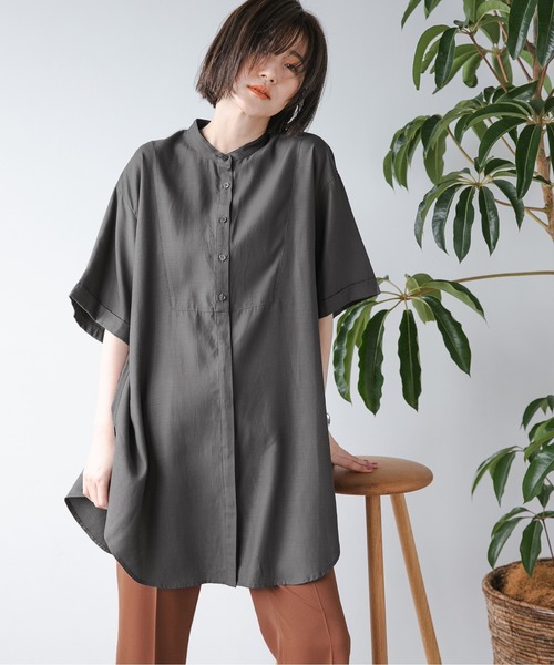 A part by（アパートバイ）の「RyLiスタンドロング半袖シャツ　947032（シャツ/ブラウス・レディース・オフホワイト/カーキ/グレー系その他4/オレンジ系その他5・FREE）」の2枚目の写真