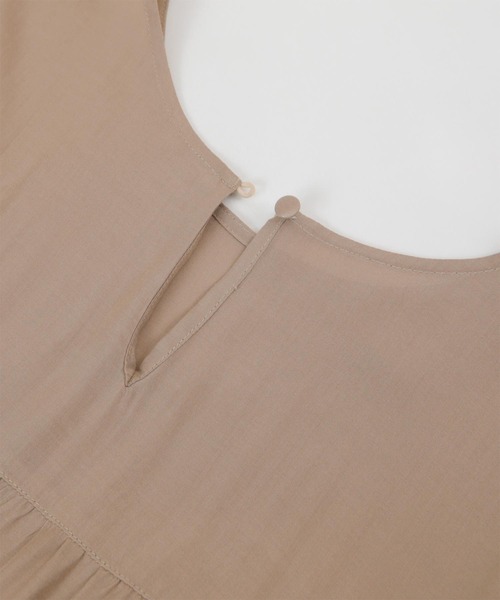 titivate（ティティベイト）の「ハーフスリーブティアードチュニックブラウス（シャツ/ブラウス・レディース・ブラック/オフホワイト/ライトグリーン/グレイッシュベージュ・S/M）」の6枚目の写真