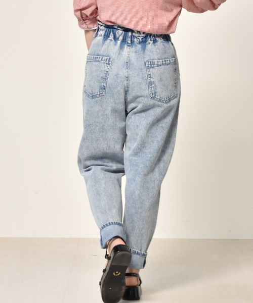 ems excite（エムズエキサイト）の「デニムゆるパンツ（デニムパンツ・レディース・ブラック/ケミカルウォッシュ/オフホワイト・FREE）」の17枚目の写真