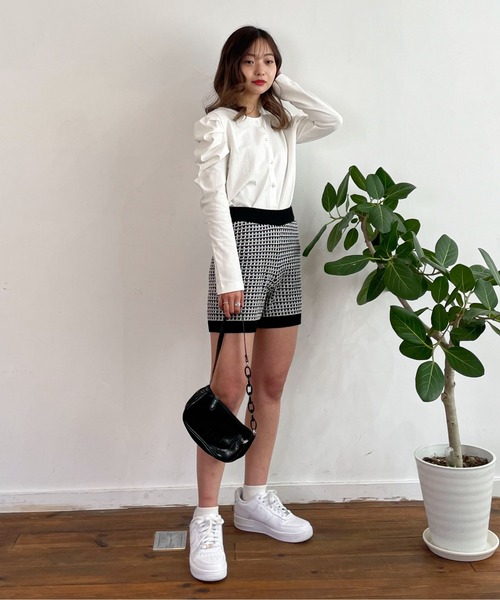 EPIMI E'PIMMY（エピミエピミー）の「パワショルカットカーディガン（カーディガン/ボレロ・レディース・オフホワイト/ブラック/ベージュ/コーラルピンク・MEDIUM）」の22枚目の写真