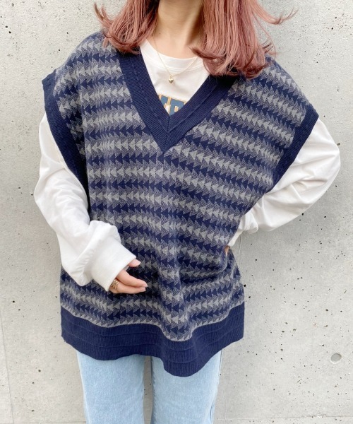 nemne store(ネンネストア)の「紅葉をみるジャガードオーバーニットベスト(ベスト・レディース・グリーン/モカ/ダークブルー・フリー)」の1枚目の写真