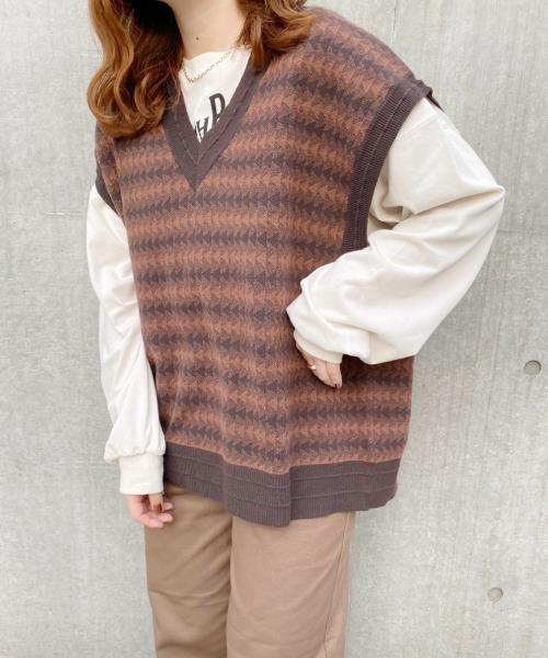 nemne store(ネンネストア)の「紅葉をみるジャガードオーバーニットベスト(ベスト・レディース・グリーン/モカ/ダークブルー・フリー)」の2枚目の写真