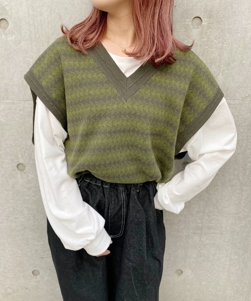 nemne store(ネンネストア)の「紅葉をみるジャガードオーバーニットベスト(ベスト・レディース・グリーン/モカ/ダークブルー・フリー)」の4枚目の写真