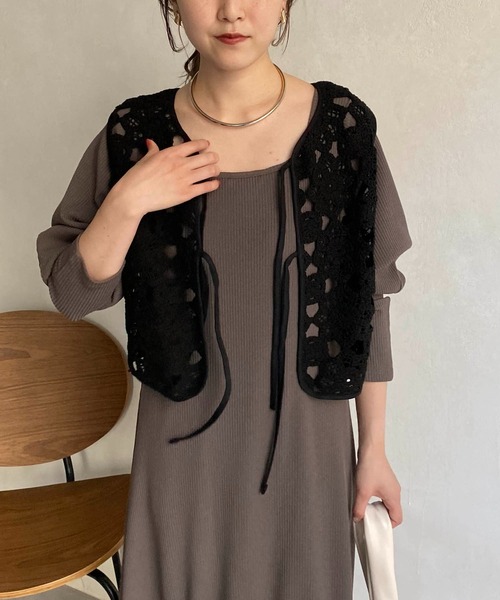 CAPRICIEUX LE'MAGE(カプリシューレマージュ)の「クロシェ風ミニベスト(ベスト・レディース・ブラック/ライトベージュ・FREE)」の2枚目の写真