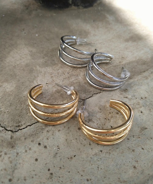 Alite cloth（アリーテクロス）の「チタンポスト　三連フープピアス（両耳用）（ピアス（両耳用）・レディース・シルバー/ゴールド・FREE）」の6枚目の写真