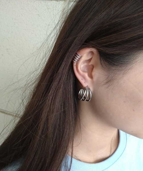 Alite cloth（アリーテクロス）の「チタンポスト　三連フープピアス（両耳用）（ピアス（両耳用）・レディース・シルバー/ゴールド・FREE）」の5枚目の写真