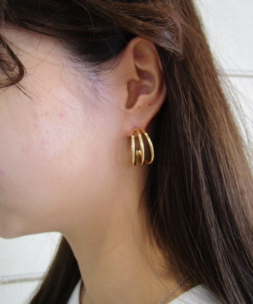 Alite cloth（アリーテクロス）の「チタンポスト　三連フープピアス（両耳用）（ピアス（両耳用）・レディース・シルバー/ゴールド・FREE）」の7枚目の写真