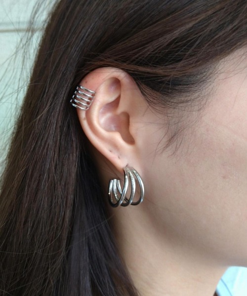 Alite cloth（アリーテクロス）の「チタンポスト　三連フープピアス（両耳用）（ピアス（両耳用）・レディース・シルバー/ゴールド・FREE）」の8枚目の写真