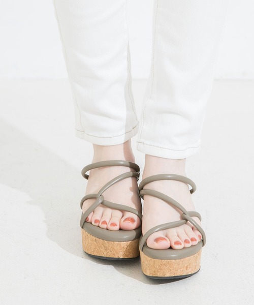 Newlyme（ニューリーミー）の「厚底ラインストラップサンダル（サンダル・レディース・ホワイト/ブラック/グレー/ブラック×ベージュ・22cm/22.5cm/23cm/23.5cm/24cm/24.5cm/25cm/26cm/25.5cm）」の4枚目の写真