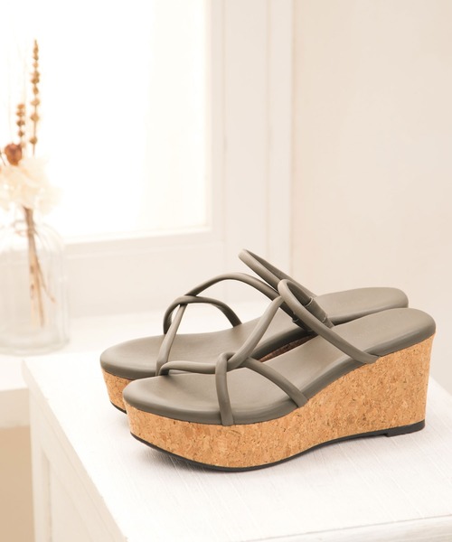 Newlyme（ニューリーミー）の「厚底ラインストラップサンダル（サンダル・レディース・ホワイト/ブラック/グレー/ブラック×ベージュ・22cm/22.5cm/23cm/23.5cm/24cm/24.5cm/25cm/26cm/25.5cm）」の5枚目の写真